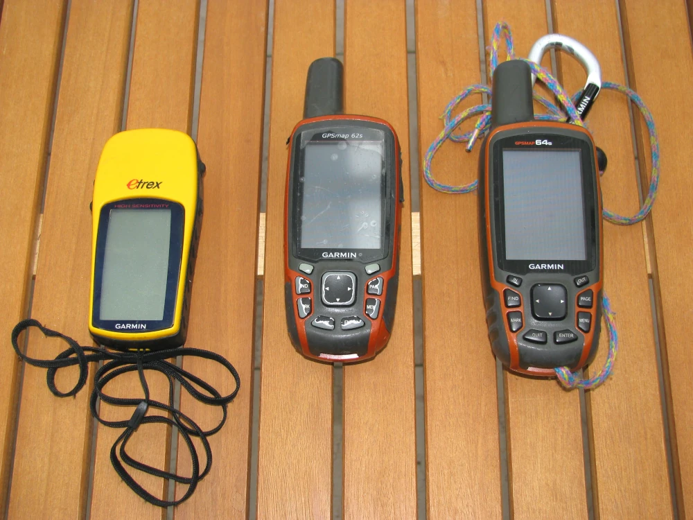 Drei von mir genutzte GPS-Geräte. Links das erste, das gelbe eTrex